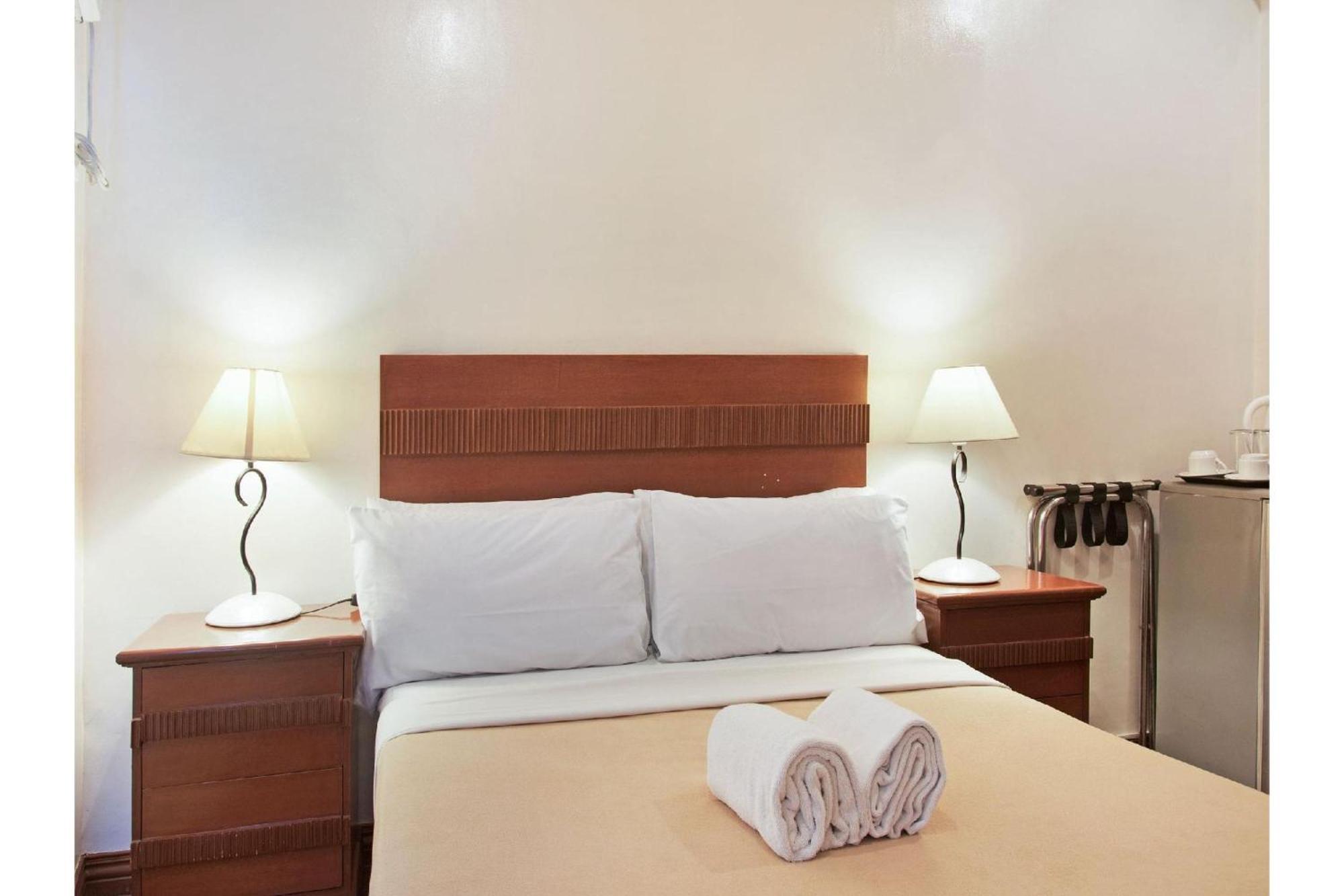 Townhouse Oak Avitel Hotel Near Osmena Highway, Pnr Pasay Station, Metro Manila Makati City Esterno foto